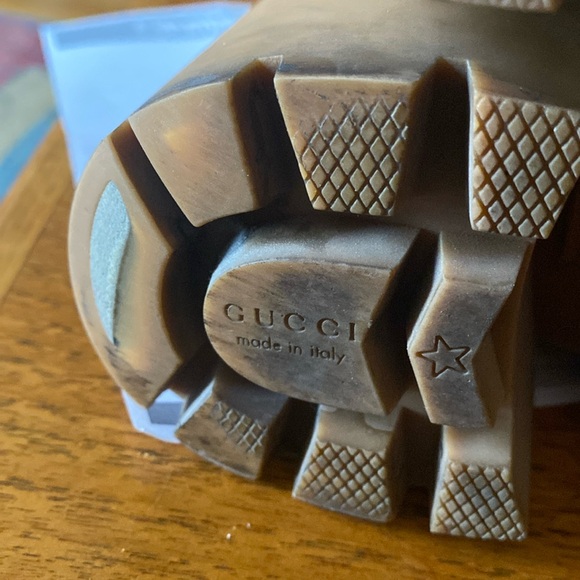 Gucci Women's Cream Ankle Boots with Logo Detail 35.5  is size . Made in Italy - Picture 10 of 13